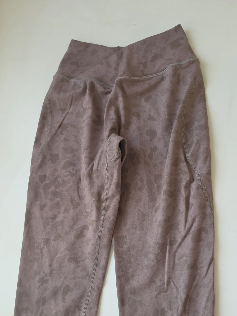 Alphalete Surface Power Leggings In Pebble Print Mocha.